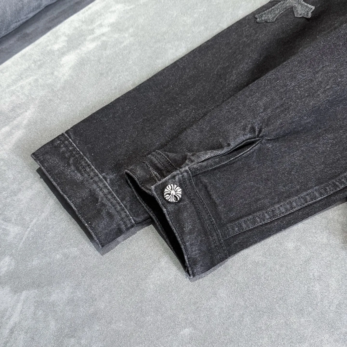P260 CH Chromehearts 23ss denim cross patchwork leather black and white denim jacket. A super versatile denim jacket that is breathable, comfortable and elegant! The entire garment is made of super heavy-duty workmanship and is made of denim denim fabric imported from Japan. After the finished product is washed, the loss rate is extremely high! The whole body is made with old craftsmanship and the upper body is stylish! The body has multiple crosses and leather logos sewn on it! Because of the old craftsmanship, everything from gold five to three marks has been re-made with new molds, 100% restored to the original craftsmanship! All the leather characters are laser-aligned. The leather difference is definitely not the same as that of the super-fiber leather on the market. This year’s new sheep leather is used. The finished embroidery guarantees the quality of the entire product❗ It took nearly two months of back-and-forth production to get a satisfactory effect. The various cutting designs really took a lot of effort to achieve a satisfactory experience! The same style for men and women, great for couples!   Color: black with white label Size: S M L